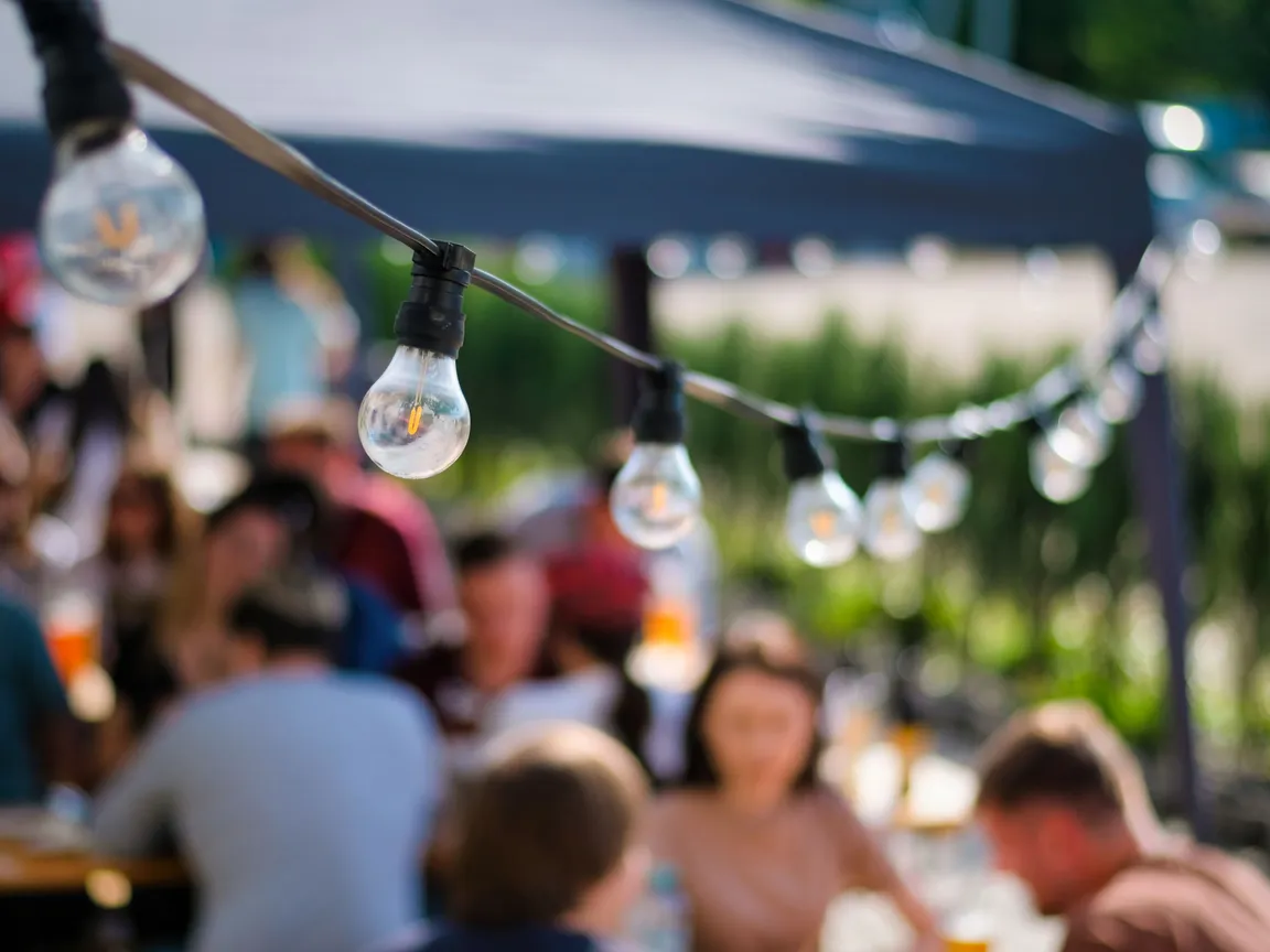 Festwirtschaft mit Zapfanlage und Festbänken