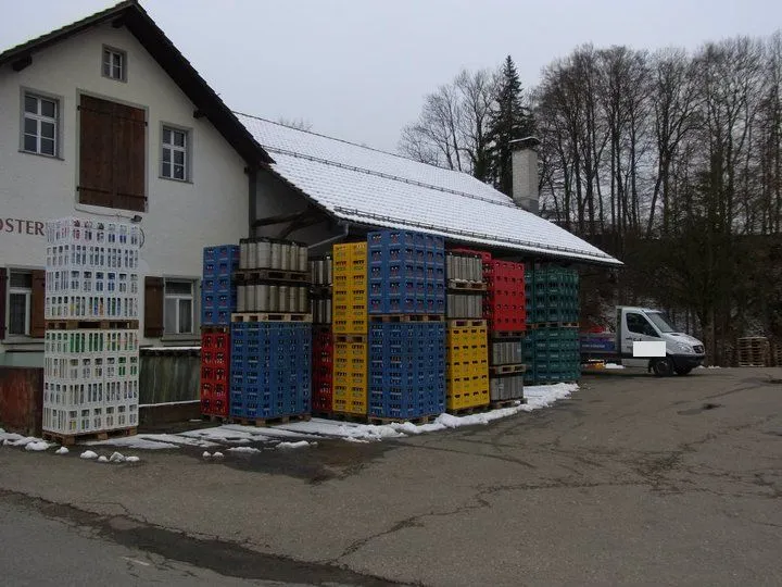 Bunte Harasse auf Paletten vor dem Lagergebäude von Egli Getränke im Winter
